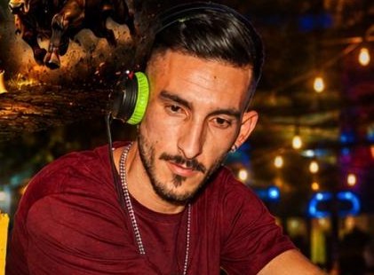 DJ Adrián pinchando en la Noche Latina de Light Green