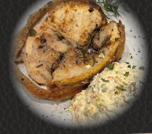 Porchetta asada con piel crujiente, foto real de un plato del restaurante